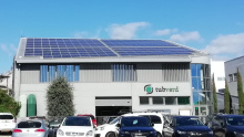Façada de l'edifici de TubVerd amb coberta fotovoltaica a la teulada