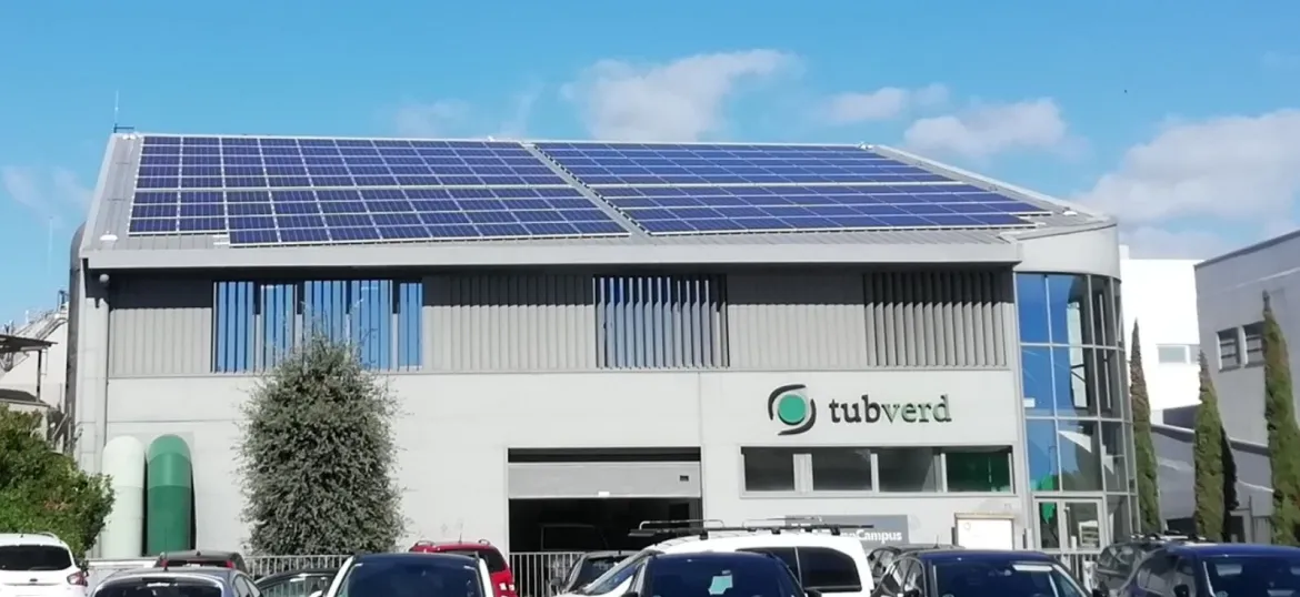 Façada de l'edifici de TubVerd amb coberta fotovoltaica a la teulada
